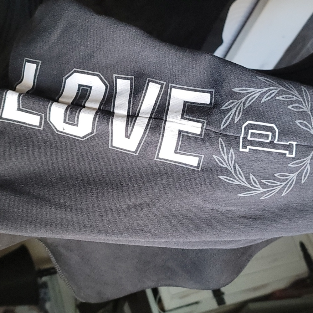 Reposhed from @kpendergast (awesome seller)  some fading/piling.